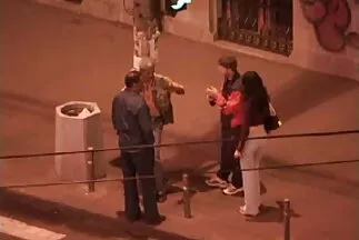 Doggystyle hậu xemphimsec môn tóc vàng trong phòng ngủ lấy cải ngựa đàn hồi bằng đá xuống đất.