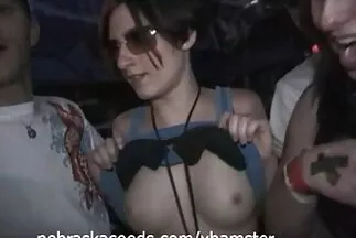 Một cô gái tóc vàng đi ủng da clip sec hoang thuy linh bôi dầu lên người và trao thân cho một người đàn ông.