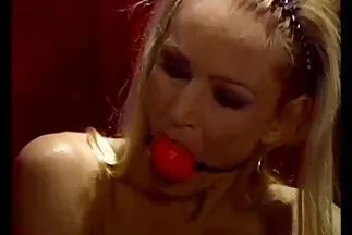 Cô gái phimsec vanganh tóc vàng cho người đầu tiên vào hậu môn ngay trong xe.