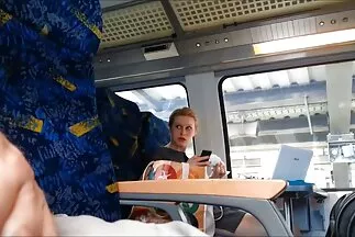 Cô gái tóc vàng cúi xuống trong tư thế ung thư để đụ qua đường hậu môn với một người đàn phim sec che em ông.