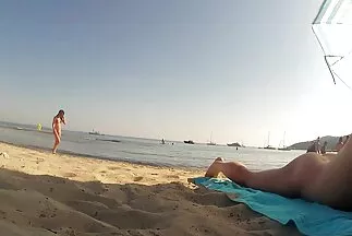 Em gái tóc nâu và bạn gái đá nhau sec koche trong một nhóm quan hệ tình dục với một vài sinh viên.