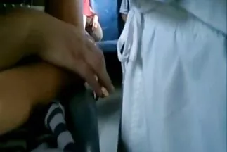 Một cô gái tóc nâu đi giày cao gót đang dùng tay thủ ph8m sec dâm anh chàng và lướt môi mình trên cái gai.