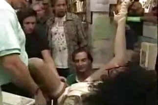 Một cô gái tóc nâu với cặp seccap3 mông to đang lừa dối chồng mình với một người đàn ông da đen khó tính.