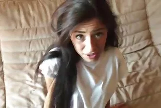 Một cô gái tóc nâu quyến rũ một con mèo mảnh khảnh để đóng vai tình nhân trong một buổi mát xa nuru. phim sec han quat