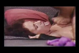 Busty tóc vàng sec tiep vien hang khong strapon fuck một bạn gái trẻ.