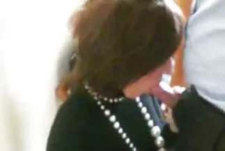 Hai người sec phu de đồng tính nữ liếm mũ ướt của nhau trong khi quan hệ tình dục.