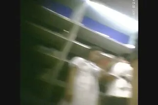 Cô gái ré lên thích thú, ngồi xuống với lỗ sec mup hậu môn trên dương vật.