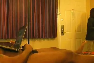 Một người bạn đến thăm một cô gái tóc nâu để đụ vào mông phim sec ly tong thuy cô ấy trong bếp.