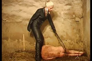 Mông của Amira Adara, giống như Moscow, không phải là phim sec long nhieu cao su.