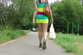 Vì tiền, anh ta đón một cô gái tuyệt vời trên đường phố và chịch cô ta ở séc không che một góc vắng vẻ.