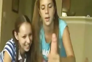 Những người đồng tính nữ trong xe phimsecchauau liếm lỗ của nhau và xuất tinh từ cunnilingus.