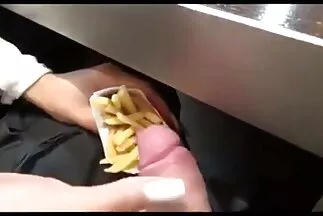 Những phim sec thu ky người đồng tính nữ xoa bóp nhẹ cho nhau và vuốt ve những chiếc mũ ướt.