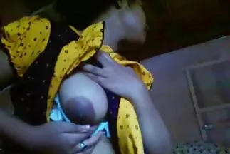 Mẹ và con gái quyết định thư giãn trong một pim sech han quoc cuộc gangbang với một chàng trai.