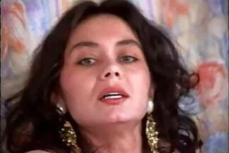 Người đàn trang phim sec ông không chịu nổi sự cám dỗ và đụ một cô gái tóc nâu gợi cảm trong đôi tất.