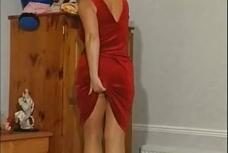 Một cô gái tóc nâu dễ thương nhảy lên phim sec massage cặc của ba chàng trai trong một ngày.