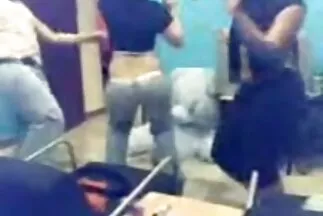 Cô gái tóc phim sec dit chi dau vàng đang ngủ trong phòng ngủ bị bạn trẻ quan hệ tình dục qua đường âm đạo