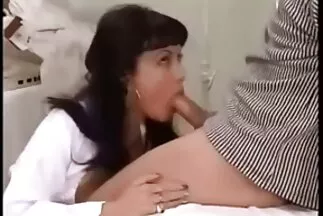 Một cô gái sec vụng trộm mảnh khảnh quyết định phát triển cái lỗ chật hẹp của mình bằng dương vật của một người đàn ông da đen to lớn.