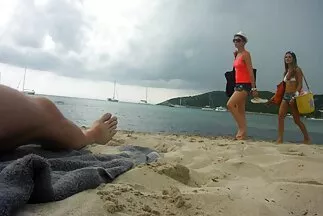 SỮA. Hình xăm đụ một người đàn ông phim sec me vo va con re đã có gia đình trong bộ vest công sở màu xanh.