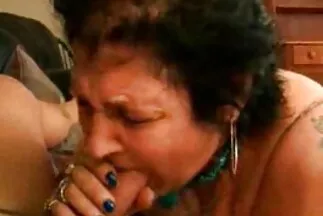 Mẹ xăm vú to thích làm tình tập thể. phim séc mi