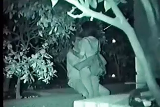 Cô gái có hình xăm đẩy quần lót của mình cho người Nga quan hệ tình dục phim sec vu to ở tư thế doggy.