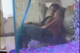 Một sinh viên mong manh nhảy lên dương vật to phim sec vi deo lớn của một người đàn ông da đen vào ban đêm.