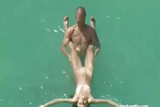 Một cô gái tóc vàng gầy sec fhu thay thế âm đạo để quan hệ tình dục với một con cặc to của một người da đen.