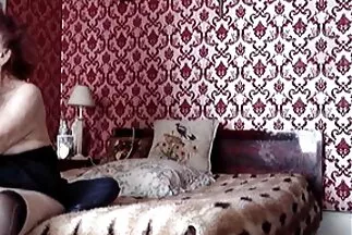 Nữ y tá tóc vàng nhận một hồ nước từ bệnh nhân và một ngụm clip sec dit nhau tinh trùng vào buổi tối.