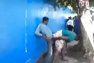 Cô gái có bộ ngực sec me ke to nằm ngửa thay âm hộ cho phim khiêu dâm tự chế.