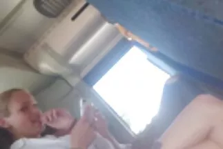 Một cô gái tóc vàng trẻ tuổi, cùng với bánh sec vo ngoai tinh rán, muốn có con cặc của một cậu bé