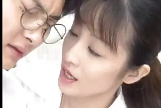 Một thanh niên tóc vàng sau khi giật đồ chơi đã sec phu de cúi người tạo tư thế cho âm đạo.