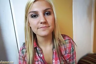 Một cô gái trẻ đã đánh thức một anh chàng phim sec co bằng một công việc thổi kèn và giải quyết vấn đề của anh ta.