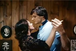 Đồng anh sec hoc sinh tính nữ trẻ xuất tinh trong quan hệ tình dục với một đồng tính nữ trưởng thành với bộ ngực lớn.