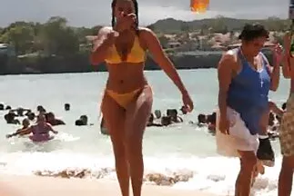 Bạn gái trẻ người Nga tụt quần lót để quan hệ sec nguoi lon thật với bạn.