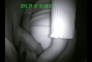 Một cô gái tóc nâu trẻ tuổi với phim sec tre em một gã vạm vỡ trên chiếc giường trắng.