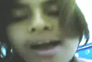 Một ngôi sao trẻ mở miệng sec gai han quoc để bắn một cú nhảy tại nhà.