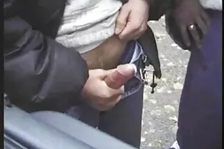 Một người da đen trẻ tuổi bị thổi phồng đưa một bà mẹ tóc vàng lên cực khoái mạnh mẽ. phin sec vung trom