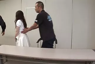 Một anh chàng đập một đồng nghiệp dễ thương phimsec chauau trong văn phòng.