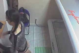 Một anh chàng có hình xăm đã sec xe buyt đưa một cô gái tóc nâu về nhà và tự làm phim khiêu dâm với cô ấy bị ung thư.