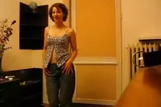 Một vài cô gái quyết định sắp tải phim sec xếp một nhóm khiêu dâm thực sự cho một chàng trai trên chiếc ghế dài.