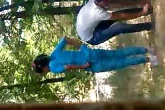 Sau khi mát xa khiêu dâm, cô gái ngồi xuống với phim sec liem lon âm hộ của mình trên dương vật mạnh mẽ.