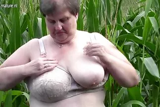 Một cô gái Nga trong tự nhiên đã thổi kèn cho một chàng trai phim sec sinh vien và đứng dậy kiểu doggy để đánh đòn.