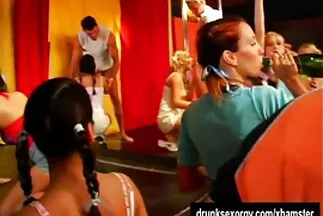 Busty Nicolette kho phim sec Shea dạy Xander Corvus cách làm tình đúng cách mà không cần dây chun.