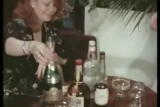 Cô gái đeo kính nhút nhát bú cu anh da phim séc thú đen trước khi đi ngủ.