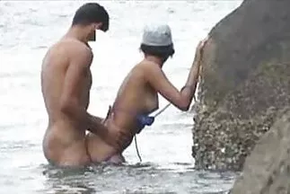 Cô gái tóc vàng đang ngủ thậm chí không biết rằng sec van phong em gái tóc nâu của mình đang đụ chồng mình.