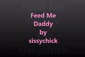 Một đám đông đàn ông dàn sec nhẹ cảnh quan hệ tình dục tập thể với cực khoái cho một cô gái tóc nâu có hình xăm.