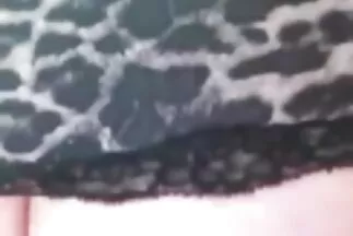 Một người phụ nữ béo đặt ca nhac sec mông dưới vòi nước của một người bạn.