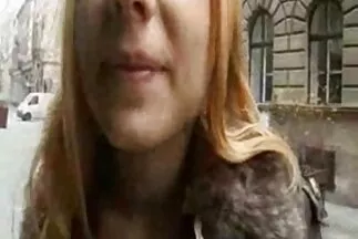 Một cô gái tóc vàng mong manh vui vẻ nhảy lên thành viên dày của một phim sec ban dep người đàn ông da đen.