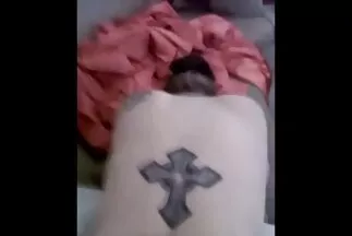 Cô gái tóc vàng gầy gò sau khi thủ dâm đã sẵn sàng cho việc sec gai map làm tình bằng hậu môn.