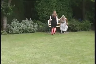 Blonda sau khi phim sec ông già tắm xong lao vào với một người đàn ông da đen trên chiếc giường rộng.