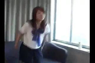 Cô gái tóc nâu giật chân nhân viên mát xa và đụ anh phum sec ta bằng một cái âm hộ ẩm ướt.